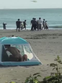 【大意了！社死】小青年和女友在海邊帳篷啪啪帘子壞了~被圍吃瓜