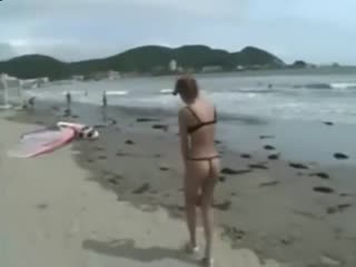 沙灘上的日本微型比基尼與戶外性愛