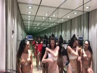 前凸後翹身材非常SEX的華裔留學生與美女閨蜜試衣間換多套內衣